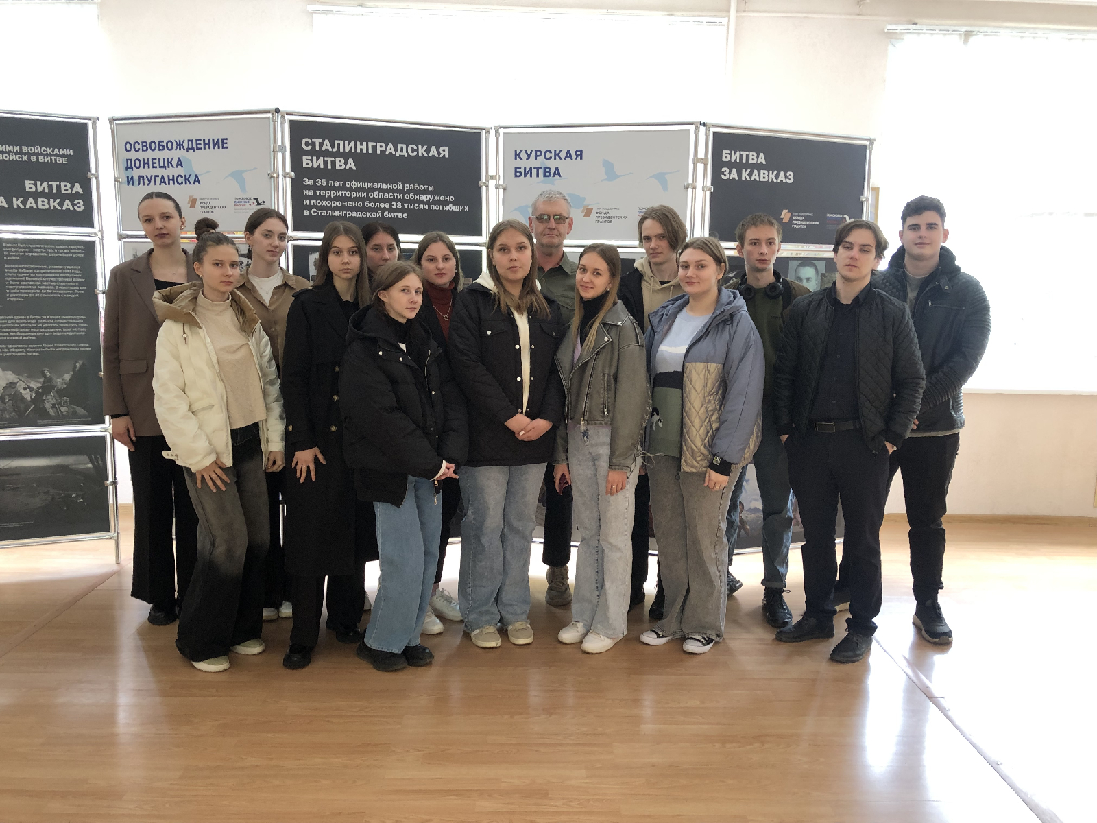 15 мая 2024 года студенты группы 23ИПО1 (куратор - проф. каф. ВИиО В.И. Шувалов) в рамках программы дней воинской славы России посетили выставку в фойе второго этажа 11 корпуса на тему «О героях и сражениях»